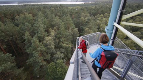 Wanderpärchen auf dem Käflingsbergturm im Müritz Nationalpark